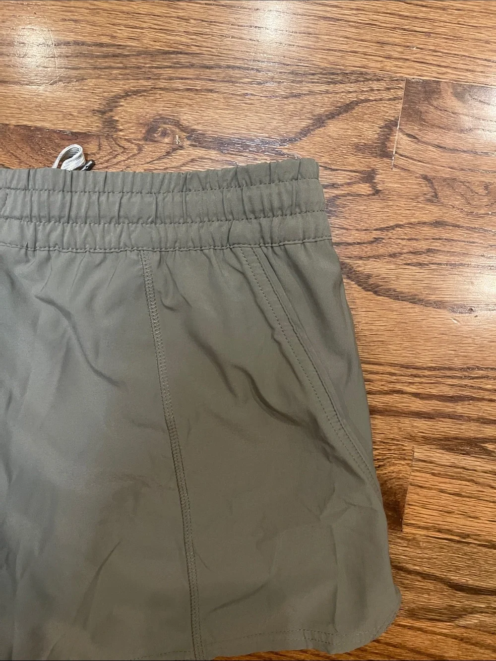 Vuori Women's Clementine 2.0 Shorts in Olive gray Sz M - Picture 9 of 13